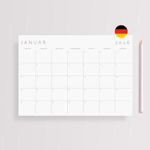 Minimalistischer Monatskalender 2026 in Querformat auf weißem Papier mit grauen Linien und moderner Typografie, A4 Größe, auf neutralem hellen Hintergrund liegend.