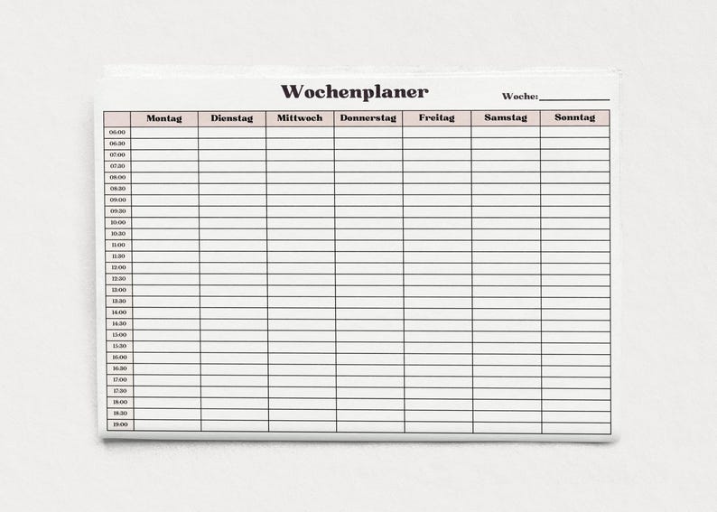 Gedruckte Wochenübersicht mit Zeitplan und halbstündlicher Einteilung, Montag bis Sonntag Spalten, minimalistisches Layout mit feinen Linien und rosa Überschriften.