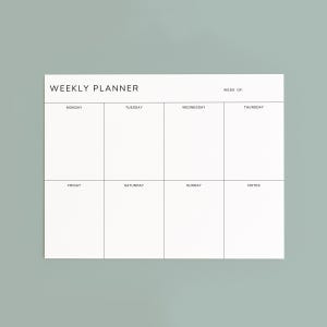 Könnte beinhalten: Ein weißer Wochenplaner mit schwarzem Text. Der Planer ist in Abschnitte für jeden Wochentag unterteilt, mit Platz für Notizen. Der Text "WEEKLY PLANNER" steht oben.