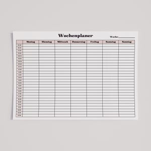 Minimalistische Wochenübersicht auf weißem Blatt Papier mit Zeitplan von Montag bis Sonntag und halbstündigen Zeitblöcken, zarte rosa Spaltenüberschriften, klare Linien, flach auf neutraler Oberfläche fotografiert.
