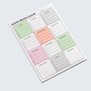 Op de afbeelding: Een wit notitieblok met de tekst "ADHD BRAIN DUMP" bovenaan. Het notitieblok is verdeeld in secties voor taken zoals "To Call", "To Do Today" en "Appointments". Elke sectie heeft selectievakjes voor eenvoudige tracking. Het notitieblok is ontworpen voor organisatie.