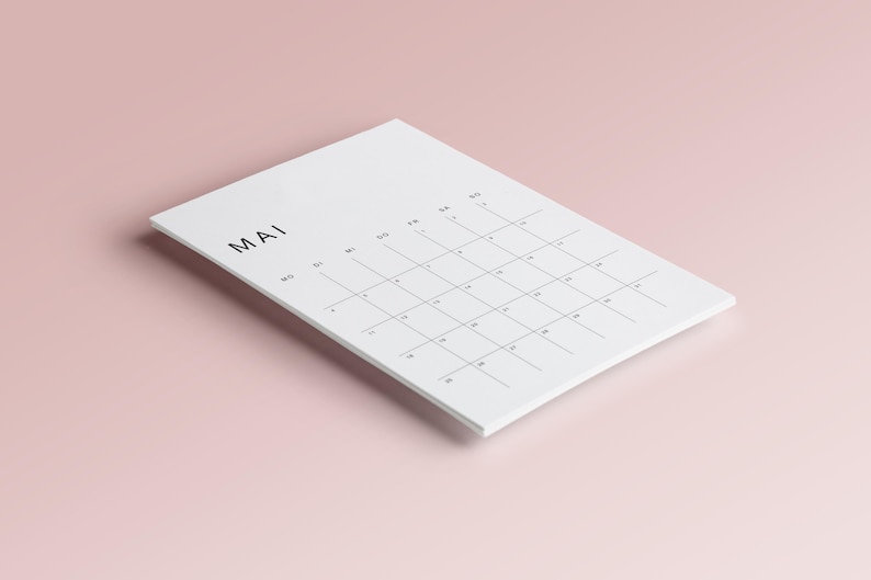 Monatsplaner 2026 Deutsch, minimalistisches PDF-Design auf weißem A4-Blatt gedruckt, feine Linien, moderne Schrift, flach auf hellem Untergrund fotografiert.