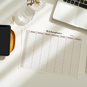 Minimalistischer Wochenplan mit Uhrzeiten auf weißem Blatt, halbstündliche Zeitslots von Montag bis Sonntag, dünne Linien und pastellrosa Überschriften, neutraler Hintergrund.