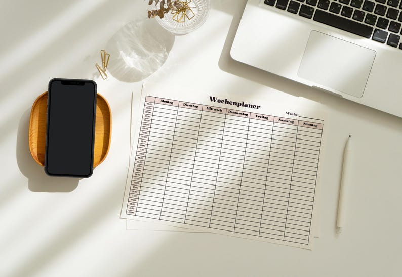 Minimalistischer Wochenplan mit Uhrzeiten auf weißem Blatt, halbstündliche Zeitslots von Montag bis Sonntag, dünne Linien und pastellrosa Überschriften, neutraler Hintergrund.