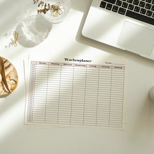 Gedruckter Wochenplan mit Zeitplan auf weißem Papier, halbstündliche Zeitfelder und klare Spaltenstruktur von Montag bis Sonntag, minimalistische Liniengestaltung.