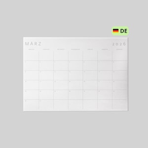 Può includere: Una pagina di calendario bianca minimalista per marzo 2026, con il nome del mese e l'anno in un semplice carattere. I giorni della settimana sono elencati in alto, con date numerate in una griglia. Una piccola icona della bandiera tedesca si trova in alto a destra.