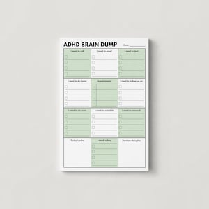 Op de afbeelding: Een witte notitieblok met de tekst "ADHD BRAIN DUMP". Het heeft secties voor taken zoals "I need to call", "I need to email" en "I need to text", elk met selectievakjes. Er zijn ook secties voor afspraken en willekeurige gedachten.