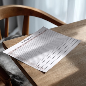 Gedruckte Wochenübersicht mit Zeitraster von Montag bis Sonntag, halbstündliche Zeitfelder für Tagesplanung, minimalistisches Design mit dünnen grauen Linien und rosa Überschriften, flach fotografiert.