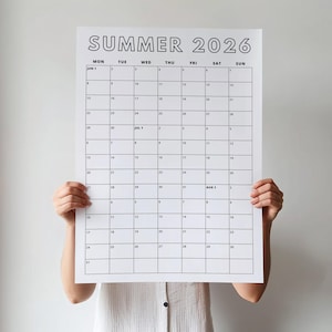 Könnte beinhalten: Ein großer weißer Wandkalender für den Sommer 2026 mit schwarzen Gitterlinien und fettgedrucktem schwarzem Text. Der Kalender zeigt die Monate Juni, Juli und August, unterteilt in Wochentage von Montag bis Sonntag, mit klaren Datumsangaben.