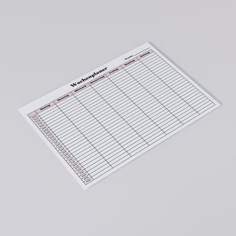 Minimalistischer Wochenplan mit Uhrzeiten auf einem weißen Blatt, Montag bis Sonntag Spalten mit halbstündlichen Zeitslots, zart rosa Kopfzeile und dünne Linien, fotografiert auf heller Oberfläche.