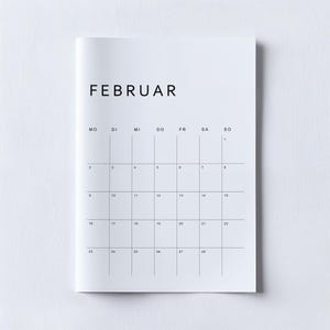 Minimalistischer Wandkalender 2026 in deutscher Sprache, Monatsansicht auf weißem Blatt, klare Struktur und dezente Typografie, liegt auf heller neutraler Fläche.