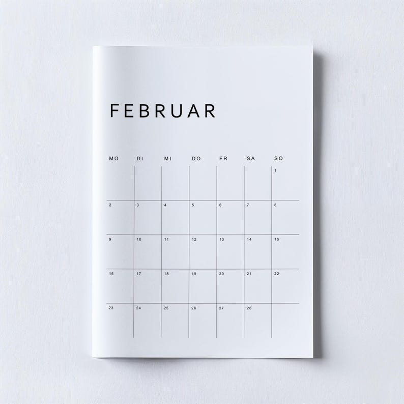Minimalistischer Wandkalender 2026 in deutscher Sprache, Monatsansicht auf weißem Blatt, klare Struktur und dezente Typografie, liegt auf heller neutraler Fläche.