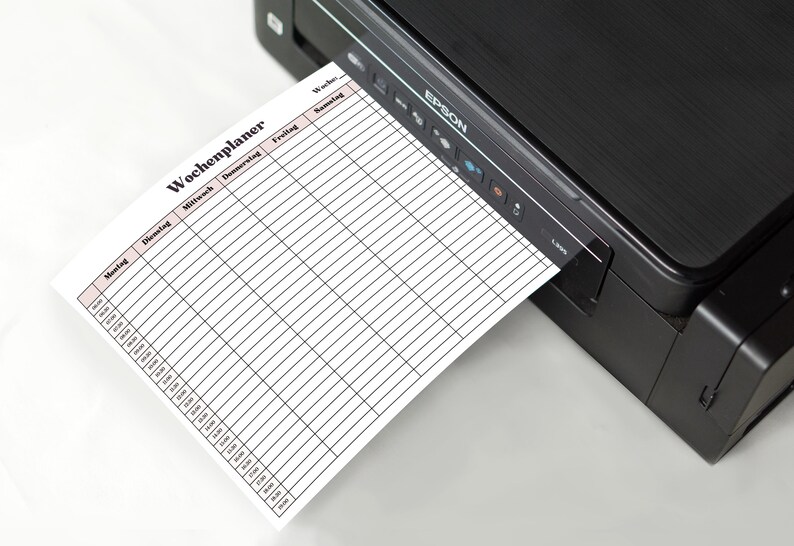 Wochenplaner Zeitraster auf weißem Papier mit halbstündlichen Zeitfeldern für jeden Wochentag, minimalistische Gestaltung mit dünnen Linien und pastellrosa Kopfzeilen.