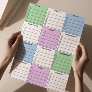 Puede incluir: Una hoja de planificación grande y colorida con secciones para tareas como "Llamar", "Enviar correo electrónico" y "Enviar mensaje de texto". La hoja presenta un diseño de cuadrícula con bloques en tonos pastel verde, azul y morado, y líneas para notas y casillas de verificación.