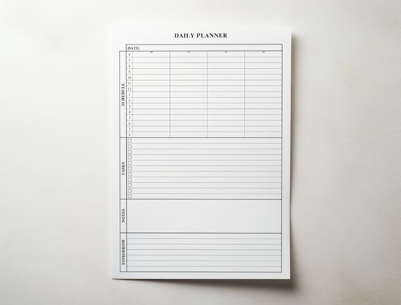 Puede incluir: Un bloc de notas blanco de Daily Planner con texto y l&iacute;neas negras. La parte superior del bloc de notas dice "DAILY PLANNER". El bloc de notas est&aacute; dividido en secciones para la fecha, el horario, las tareas, las notas y el ma&ntilde;ana.