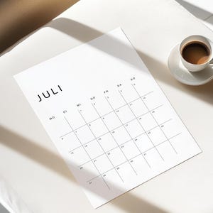 A4-Druckvorlage Kalender 2026 Deutsch, minimalistisches Design mit Wochentagen in deutscher Sprache, schwarze Linien auf weißem Papier, auf hellem grauen Hintergrund.