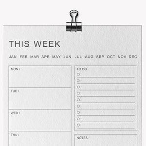 Puede incluir: Un planificador semanal imprimible con un diseño sencillo. El planificador incluye secciones para "Tareas" y "Notas" y tiene espacio para escribir los días de la semana. El planificador también incluye un calendario con los meses del año.