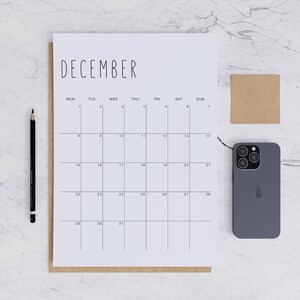 Calendario mensual minimalista 2025 (PDF imprimible), estilo manuscrito limpio, diseño simple, un mes por página, tamaño A4 y carta.