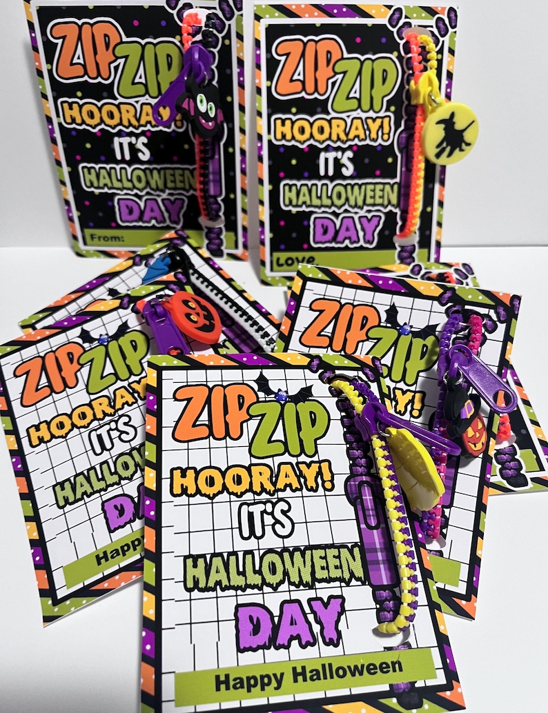 Puede incluir: Cuatro pulseras de cremallera de colores con tem&aacute;tica de Halloween con una etiqueta que dice "Zip Zip &iexcl;Hurra! &iexcl;Es Halloween!" y "Feliz Halloween".