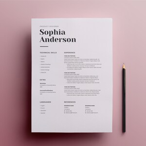 Może przedstawiać: Czarno-białe CV z nazwiskiem Sophia Anderson u g&oacute;ry. CV zawiera listę umiejętności technicznych, doświadczenia, dodatk&oacute;w, język&oacute;w i referencji.