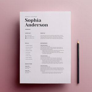 Może przedstawiać: Czarno-biały szablon CV z nazwą Sophia Anderson u g&oacute;ry. CV zawiera sekcje dotyczące informacji kontaktowych, umiejętności, doświadczenia i wykształcenia.