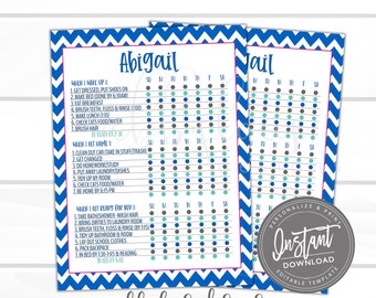 Pode incluir: Um quadro de tarefas imprimível para crianças com um padrão de chevron azul e branco. O quadro é intitulado "Abigail" e inclui uma lista de verificação diária para acordar, preparar-se para dormir e preparar-se para a escola. O quadro é projetado para ajudar as crianças a manterem-se organizadas e no caminho certo.