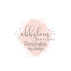 Op de afbeelding: Een roze aquarel achtergrond met de tekst "abbyglous designs" en "Personaliseer mijn ontwerp" in grijze tekst.