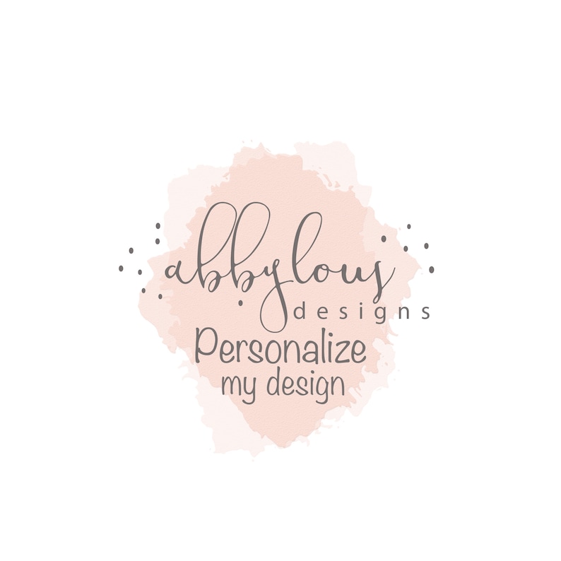 Op de afbeelding: Een roze aquarel achtergrond met de tekst "abbyglous designs" en "Personaliseer mijn ontwerp" in grijze tekst.