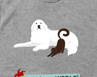 Puede incluir: Camiseta gris con un diseño de un perro blanco y un gato marrón. El perro está acostado y el gato se estira. El texto "SILLY LITTLE WORLD" está impreso en la parte inferior.