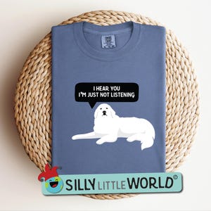 K&ouml;nnte beinhalten: Ein blaues T-Shirt mit einer Illustration eines wei&szlig;en Pyren&auml;enberghundes und dem Text "Ich h&ouml;re dich, aber ich h&ouml;re nicht zu".