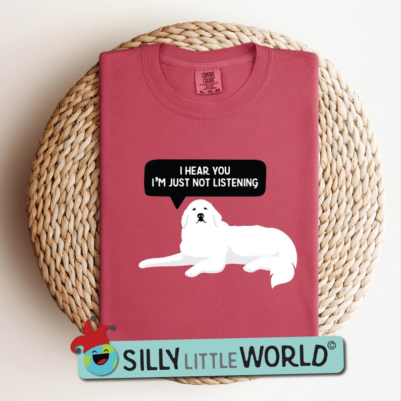K&ouml;nnte beinhalten: Ein pinkfarbenes T-Shirt mit einem wei&szlig;en Hund und dem Text "Ich h&ouml;re dich, ich h&ouml;re einfach nicht zu". Der Text befindet sich in einer schwarzen Sprechblase. Das T-Shirt hat ein kleines Logo oben links, das "Comfy Colors" sagt.