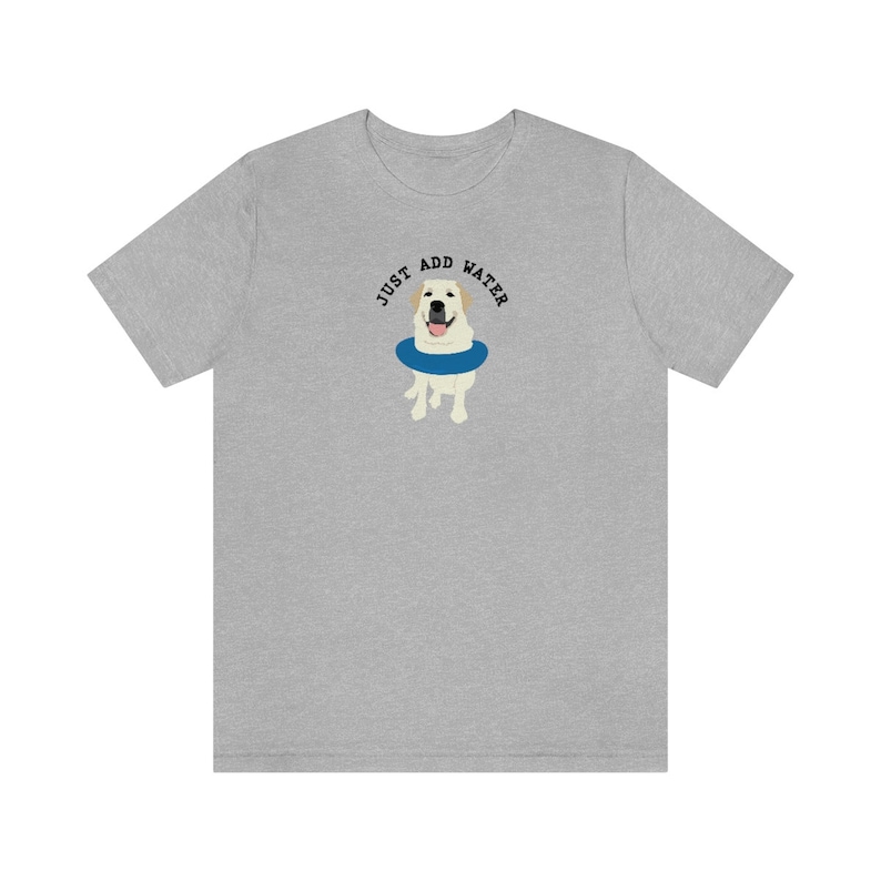 K&ouml;nnte beinhalten: Ein graues T-Shirt mit einem wei&szlig;en Hund, der eine blaue Schwimmweste tr&auml;gt. Der Text "JUST ADD WATER" ist &uuml;ber dem Hund gedruckt.