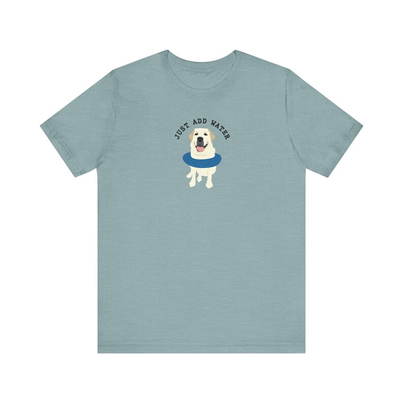 K&ouml;nnte beinhalten: Ein hellblaues T-Shirt mit einem wei&szlig;en Labrador Retriever, der einen blauen Schwimmring tr&auml;gt. Der Text "JUST ADD WATER" ist &uuml;ber dem Hund gedruckt.
