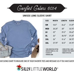 K&ouml;nnte beinhalten: Ein hellblaues Langarmshirt mit dem Text "Comfort Colors 6014" und "Unisex Long Sleeve Shirt" auf wei&szlig;em Hintergrund. Eine Gr&ouml;&szlig;entabelle mit Ma&szlig;en in Zoll f&uuml;r Breite, L&auml;nge und &Auml;rmell&auml;nge ist enthalten.