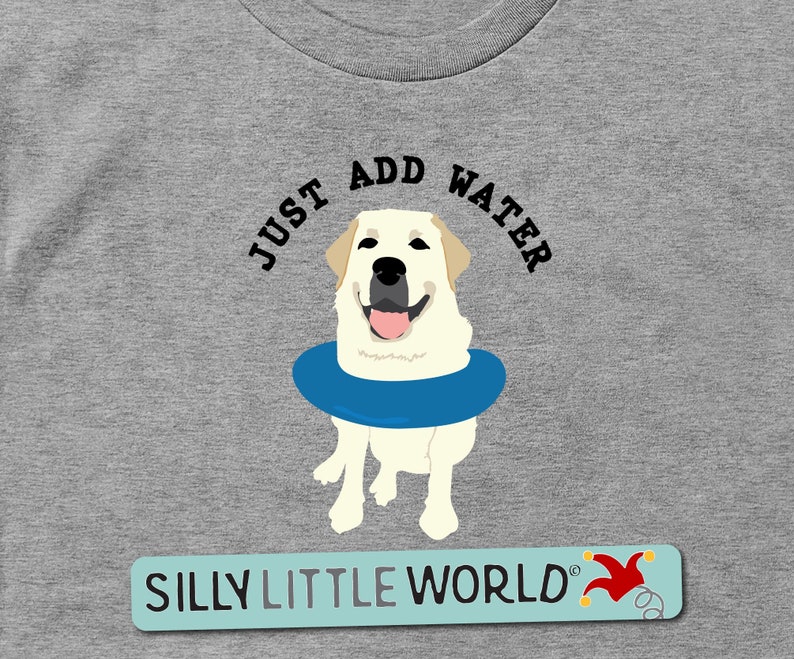 K&ouml;nnte beinhalten: Ein wei&szlig;er Labrador Retriever, der einen blauen aufblasbaren Ring tr&auml;gt, mit dem Text "JUST ADD WATER" &uuml;ber dem Hund und "SILLY LITTLE WORLD" unter dem Hund.