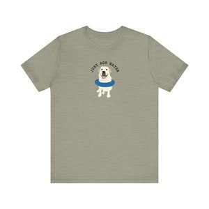 K&ouml;nnte beinhalten: Ein heidefarbenes T-Shirt mit einem wei&szlig;en Labrador Retriever, der eine blaue Schwimmweste tr&auml;gt. Der Text "JUST ADD WATER" ist &uuml;ber dem Hund gedruckt.