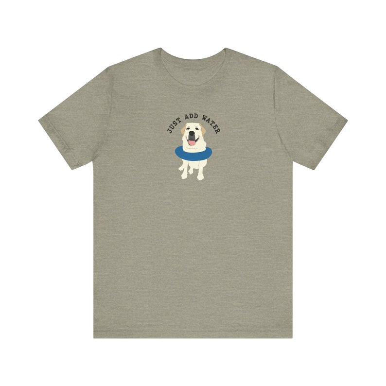 K&ouml;nnte beinhalten: Ein heidefarbenes T-Shirt mit einem wei&szlig;en Labrador Retriever, der eine blaue Schwimmweste tr&auml;gt. Der Text "JUST ADD WATER" ist &uuml;ber dem Hund gedruckt.