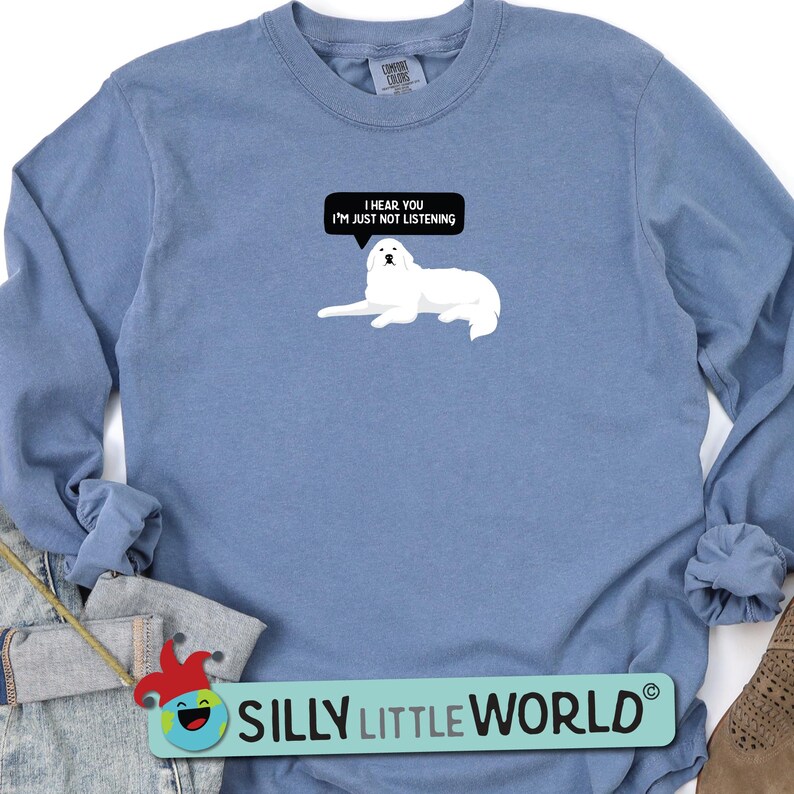 K&ouml;nnte beinhalten: Ein blaues Langarmshirt mit einer Illustration eines wei&szlig;en Pyren&auml;enberghundes und dem Text "I hear you I'm just not listening".