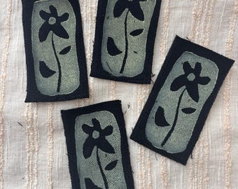 Parche de linograbado de lienzo negro con diseño de flor en bloques / Para coser o planchar / Arte textil artesanal estampado a mano