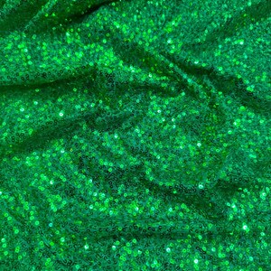 Op de afbeelding: Groene paillettenstof met een glanzende, iriserende afwerking. De stof is strak geweven en heeft een gladde textuur.