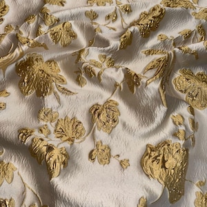 Tela de brocado metálico floral color marfil/dorado de 1 metro y 58" de ancho