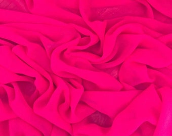 Op de afbeelding: Een close-up van een helder fuchsia stof met zachte plooien en vloeiende draperingen. De stof lijkt licht van gewicht, mogelijk chiffon of zijde, met een gladde textuur. De kleur is consistent over de hele afbeelding.