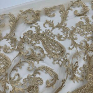 1 meter guldfärgat paisleybroderat mjukt brudtyllnättyg 132 cm brett