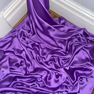 1 Meter violetter seidig weicher Charmeuse Satin Stoff in 150 cm Breite