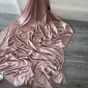 1 Meter blasser, staubiger, seidig weicher Charmeuse Satin Stoff in 150 cm Breite