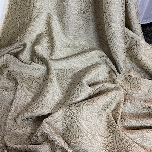 Tela de brocado suave con estampado paisley dorado de 1 metro y 58" de ancho
