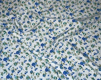 1 meter ivoor/blauwe fijne bloemenprint zachte crêpe jurk stof 45" breed