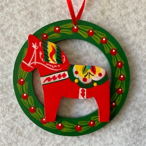 Dalahorse Ornament With A Lingonberry Wreath