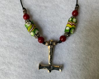 Collar de cuentas de vidrio estilo vikingo con colgante de martillo de Thor