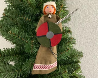 Adorno de Doncella Escudera - Con Cabello Rojo